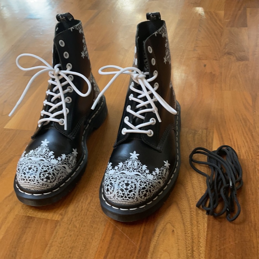 Dr. Martens Pascal Lace size 8 Docs